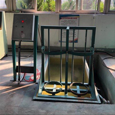 Машина за изпитване на въздухонепроницаемост на LPG бутилка（За 50 KG LPG бутилка, оборотна, в-линия, мивка от неръждаема стомана）